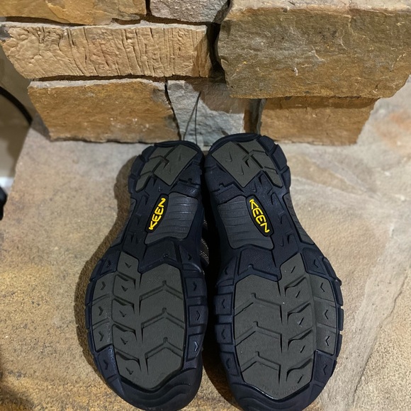 Newport Men’s Keens Closed Toe Hiking Waterproof Sandal - Picture 3 of 4